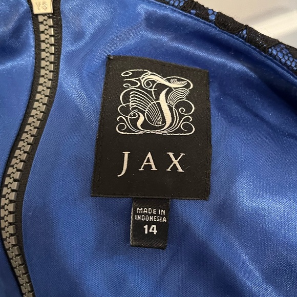 Jax Lace Formal Dress - Picture 4 of 4